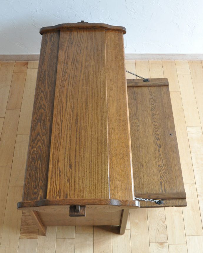 ブランケットボックス・収納ボックス　アンティーク家具　アンティークの英国家具、扉の彫刻が美しいコファー（ベンチ）。天板もキレイに仕上げました。(j-1909-f)