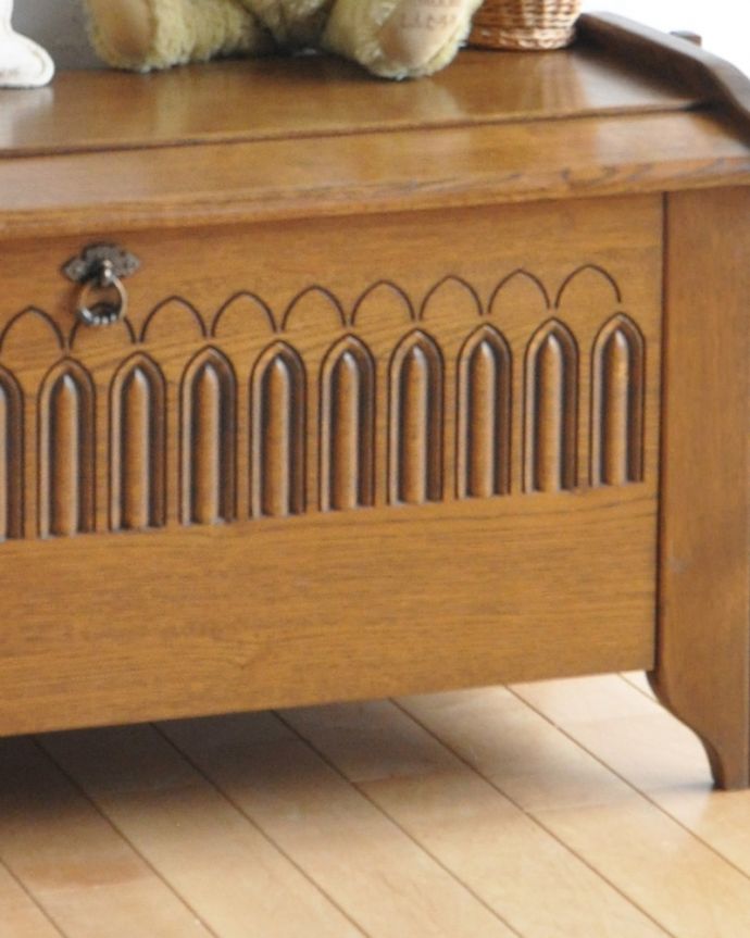 ブランケットボックス・収納ボックス　アンティーク家具　アンティークの英国家具、扉の彫刻が美しいコファー（ベンチ）。立体的で表情豊かな彫があります。(j-1909-f)