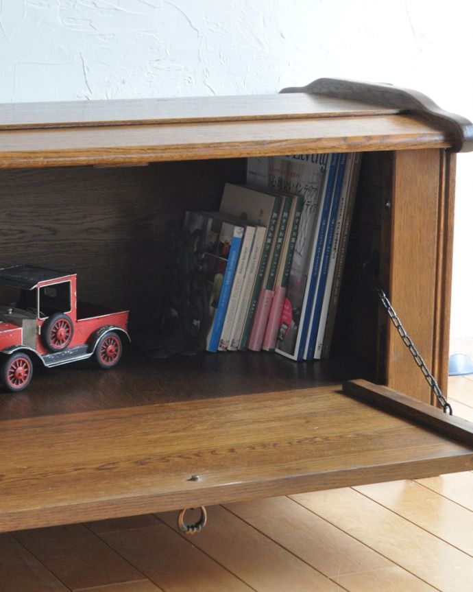 ブランケットボックス・収納ボックス　アンティーク家具　アンティークの英国家具、扉の彫刻が美しいコファー（ベンチ）。漫画や雑誌も収納できます。(j-1909-f)