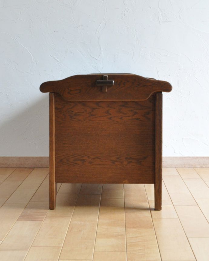 ブランケットボックス・収納ボックス　アンティーク家具　アンティークの英国家具、扉の彫刻が美しいコファー（ベンチ）。サイドから見てもキレイです！どこから見てもかっこいいのでご安心くださいね。(j-1909-f)