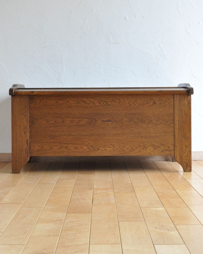 ブランケットボックス・収納ボックス　アンティーク家具　アンティークの英国家具、扉の彫刻が美しいコファー（ベンチ）。アンティークは新品ではないので、もちろん経年変化によるキズはありますが、専門の職人が目立たないようキレイにお直しをしているので、後姿までキレイです。(j-1909-f)