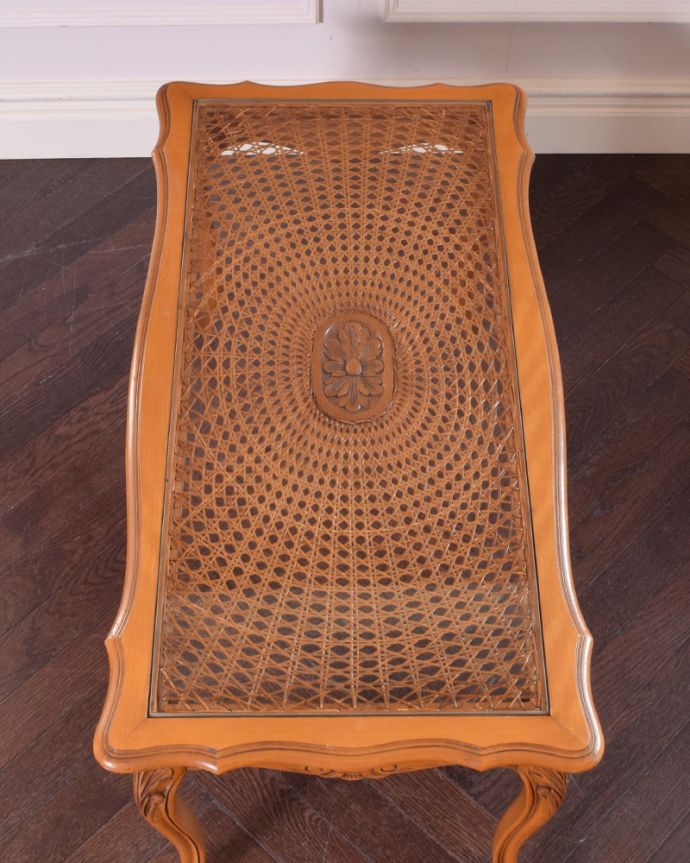 ロイドテーブル　アンティーク家具　編み目＆ゴージャスな彫刻が美しいアンティークコーヒーテーブル、フランス家具。贅沢なほどの編み目が自慢のテーブル。(j-1911-f)