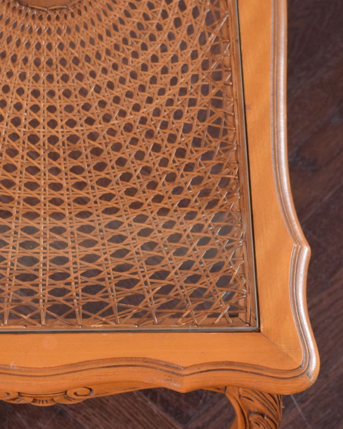 ロイドテーブル　アンティーク家具　編み目＆ゴージャスな彫刻が美しいアンティークコーヒーテーブル、フランス家具。角が丸くなっているので、小さなお子さまがいるお家でも安心してお使い頂けます。(j-1911-f)