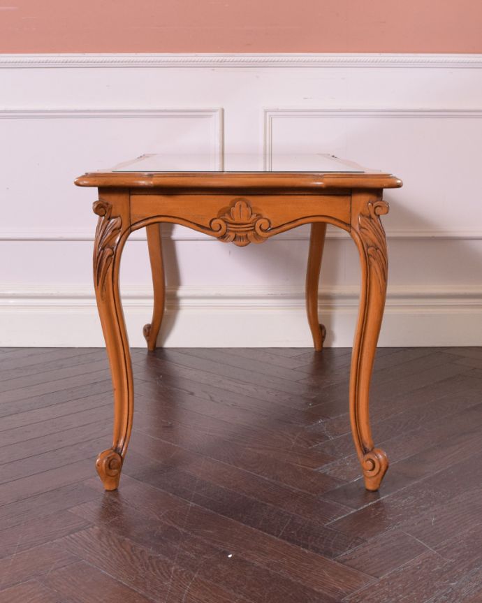 ロイドテーブル　アンティーク家具　編み目＆ゴージャスな彫刻が美しいアンティークコーヒーテーブル、フランス家具。アンティークは新品ではないので、もちろん経年変化によるキズはありますが、専門の職人が目立たないようキレイにお直しをしているので、どこから見てもキレイです。(j-1911-f)