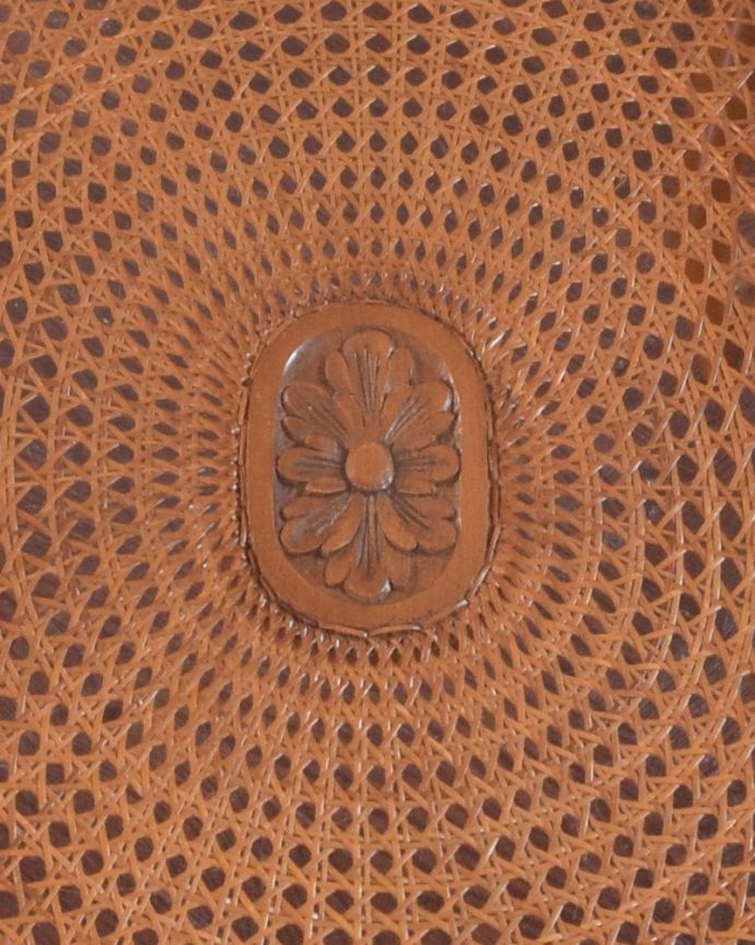 ロイドテーブル　アンティーク家具　編み目＆ゴージャスな彫刻が美しいアンティークコーヒーテーブル、フランス家具。中央にはお花の華やかな彫刻。(j-1911-f)