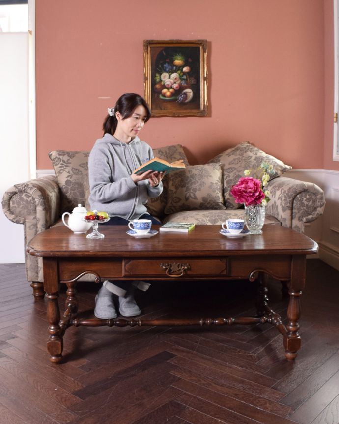 ロイドテーブル　アンティーク家具　リビングに映えるコーヒーテーブル、オシャレなアンティーク英国家具。持ち運びも簡単なサイズなので、お茶とお菓子を並べて、どこでもリラックスした時間を楽しめます。(j-1912-f)