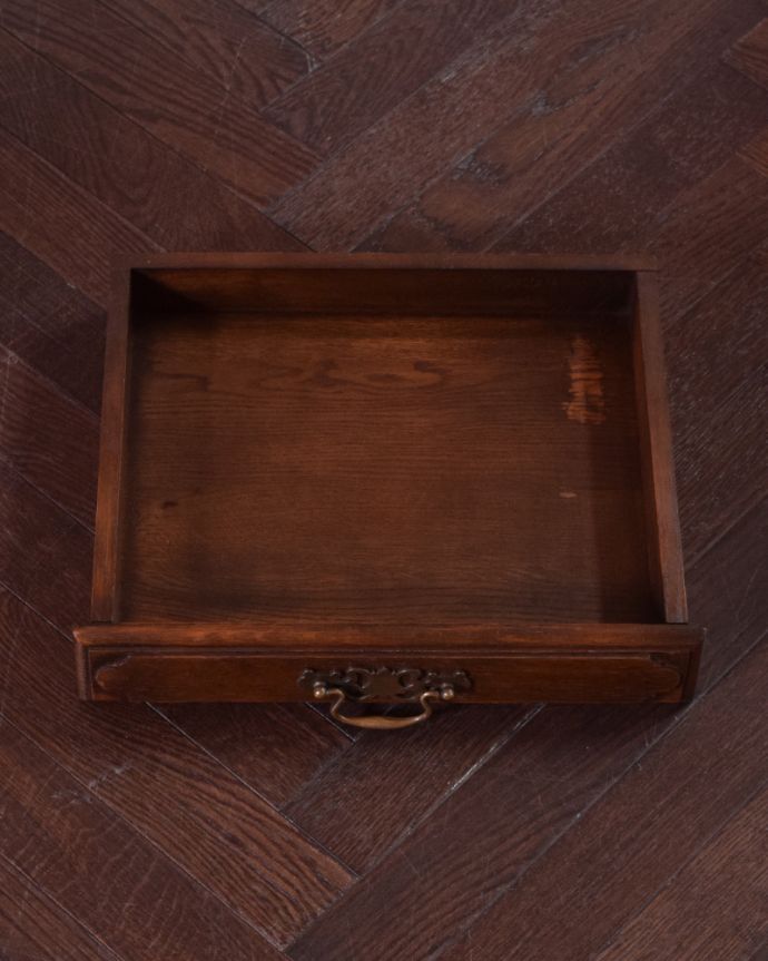 ロイドテーブル　アンティーク家具　リビングに映えるコーヒーテーブル、オシャレなアンティーク英国家具。引き出しが１杯あります。(j-1912-f)