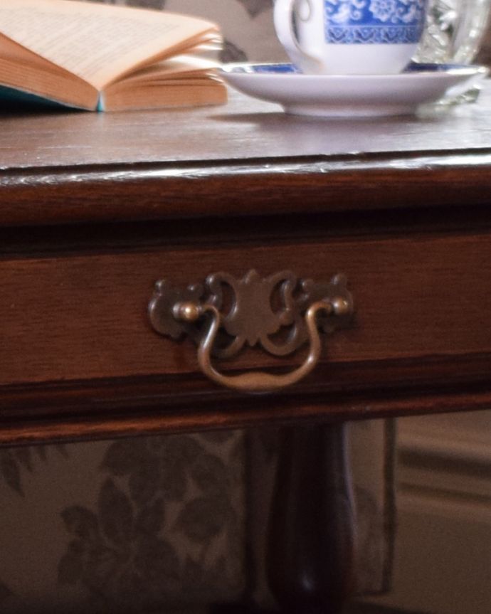 ロイドテーブル　アンティーク家具　リビングに映えるコーヒーテーブル、オシャレなアンティーク英国家具。ハンドル形のオシャレな取っ手です。(j-1912-f)