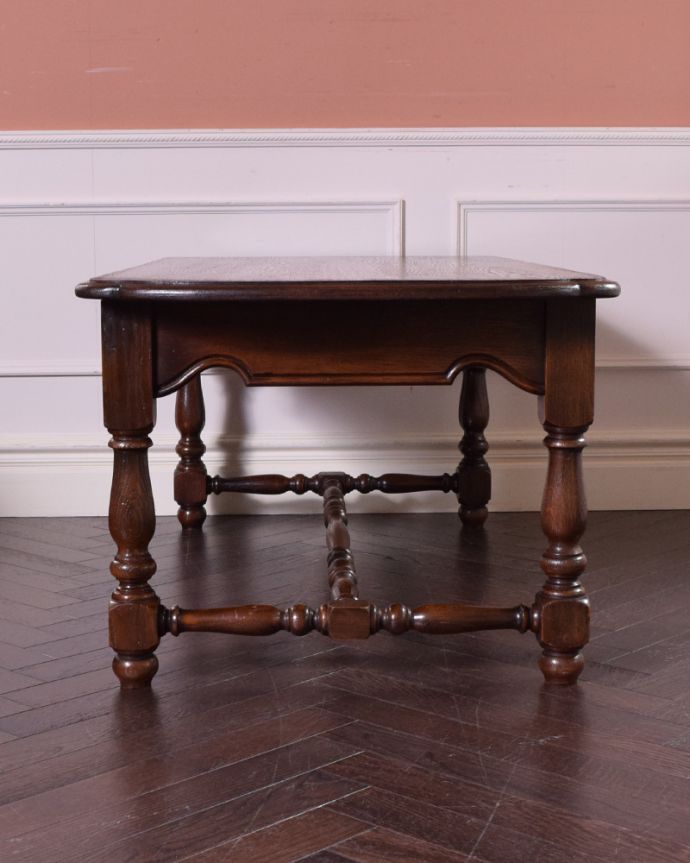 ロイドテーブル　アンティーク家具　リビングに映えるコーヒーテーブル、オシャレなアンティーク英国家具。アンティークは新品ではないので、もちろん経年変化によるキズはありますが、専門の職人が目立たないようキレイにお直しをしているので、どこから見てもキレイです。(j-1912-f)