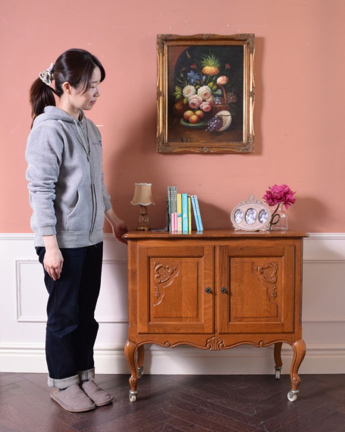 アンティークのキャビネット アンティーク家具 フランスのアンティーク家具、TVボードにもおすすめなフレンチキャビネット。美しい彫で存在感があるキャビネット。(j-1913-f)