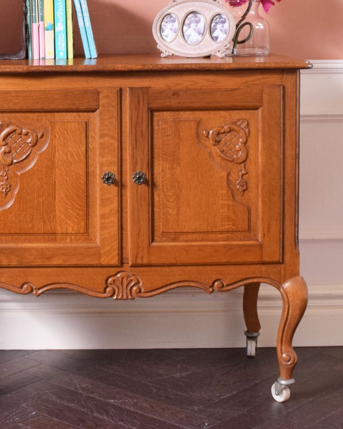 アンティークのキャビネット アンティーク家具 フランスのアンティーク家具、TVボードにもおすすめなフレンチキャビネット。繊細で高級感たっぷりの扉の彫り。(j-1913-f)