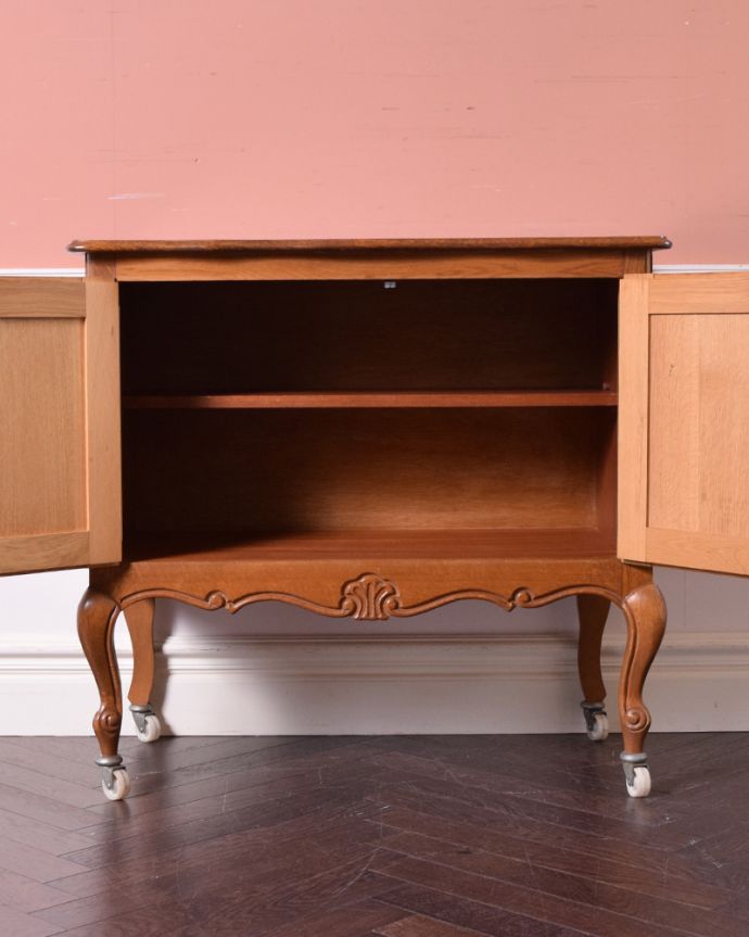 アンティークのキャビネット アンティーク家具 フランスのアンティーク家具、TVボードにもおすすめなフレンチキャビネット。棚板があるので整理しやすいです。(j-1913-f)