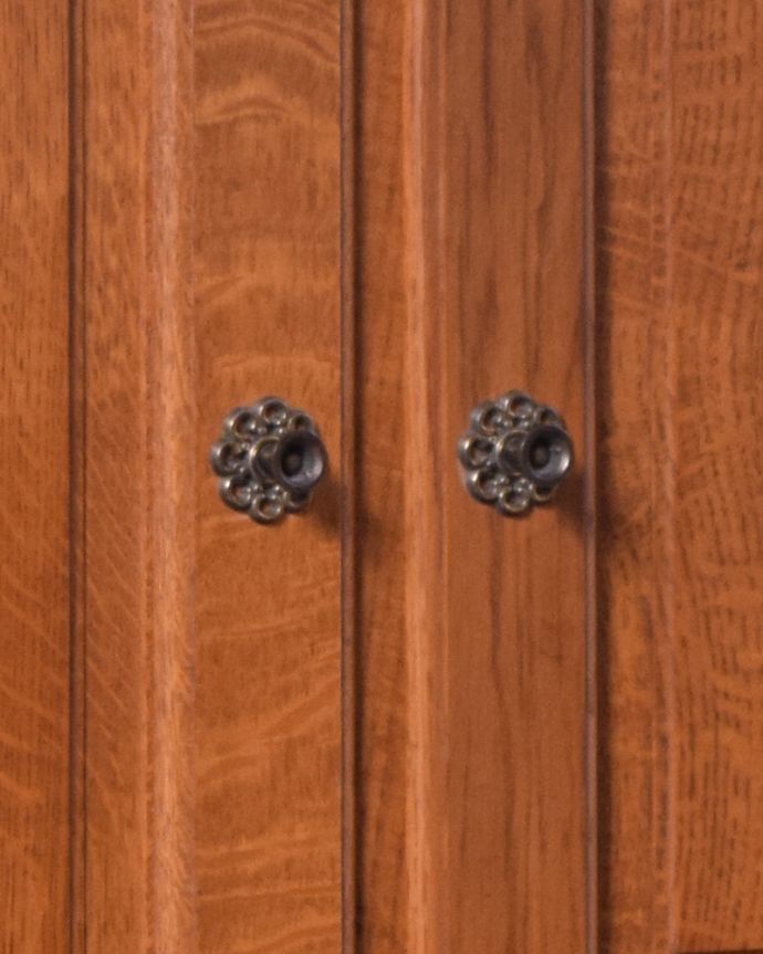 アンティークのキャビネット アンティーク家具 フランスのアンティーク家具、TVボードにもおすすめなフレンチキャビネット。凝った繊細な装飾が、フランスらしいです。(j-1913-f)