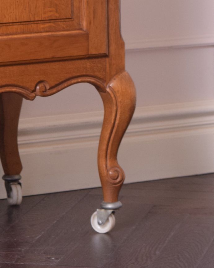 アンティークのキャビネット アンティーク家具 フランスのアンティーク家具、TVボードにもおすすめなフレンチキャビネット。きちんと調整したので、新しいものと比べるとスムーズではありませんが、ちゃんと動きます。(j-1913-f)