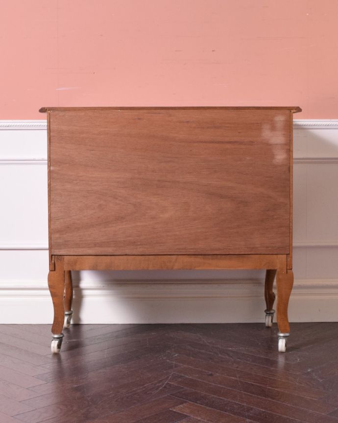 アンティークのキャビネット アンティーク家具 フランスのアンティーク家具、TVボードにもおすすめなフレンチキャビネット。アンティークは新品ではないので、もちろん経年変化によるキズはありますが、専門の職人が目立たないようキレイにお直しをしているので、後姿までキレイです。(j-1913-f)