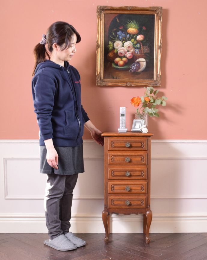 アンティークのチェスト　アンティーク家具　南フランスのアンティーク家具、エレガントな５段スモールチェスト。高級感があって女性らしい優しい曲線。(j-1914-f)