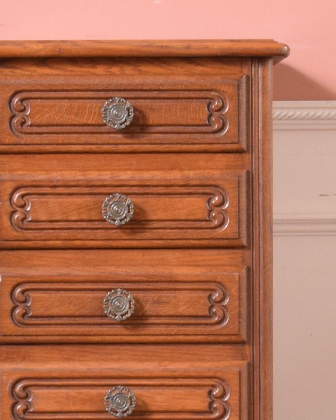 アンティークのチェスト　アンティーク家具　南フランスのアンティーク家具、エレガントな５段スモールチェスト。リビングではメモ、リモコン、筆記用具など近くに置いておきたいものを収納しておけばとっても便利ですよ。(j-1914-f)