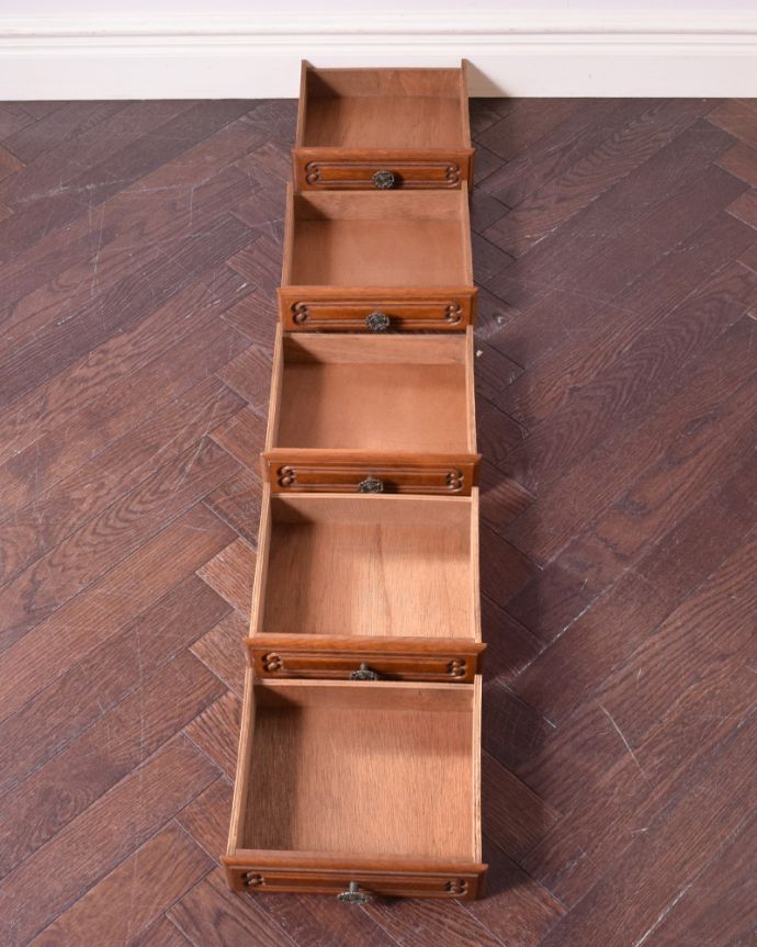 アンティークのチェスト　アンティーク家具　南フランスのアンティーク家具、エレガントな５段スモールチェスト。引き出しは全部で５杯。(j-1914-f)