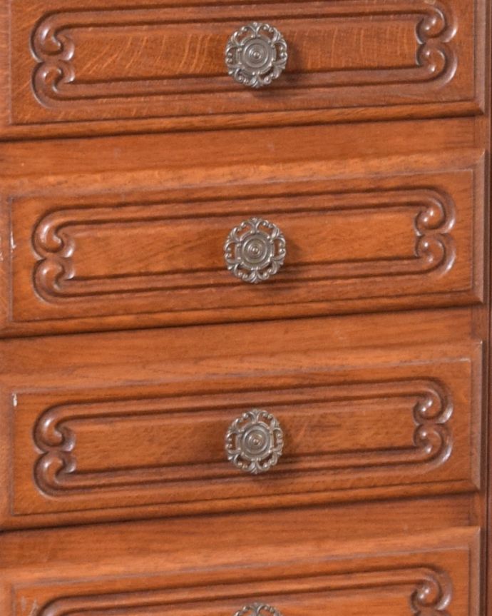 アンティークのチェスト　アンティーク家具　南フランスのアンティーク家具、エレガントな５段スモールチェスト。ブローチのような優雅な取っ手。(j-1914-f)