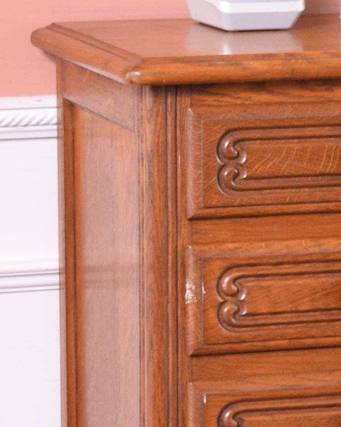 アンティークのチェスト　アンティーク家具　南フランスのアンティーク家具、エレガントな５段スモールチェスト。引き出しの前板には、このようなゴージャスな彫がそれぞれに刻まれています。(j-1914-f)