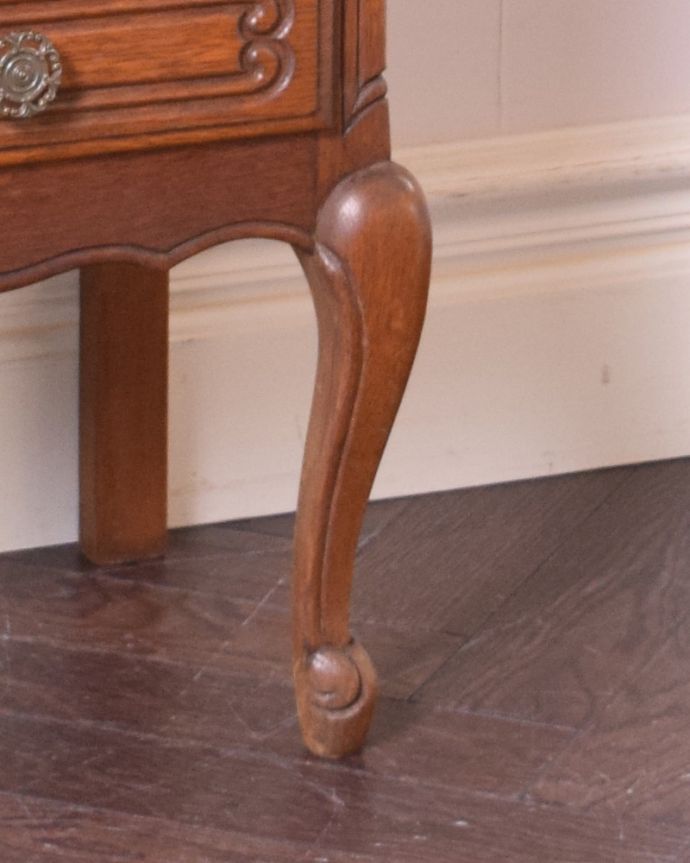 アンティークのチェスト　アンティーク家具　南フランスのアンティーク家具、エレガントな５段スモールチェスト。美しい彫が入った脚先。(j-1914-f)