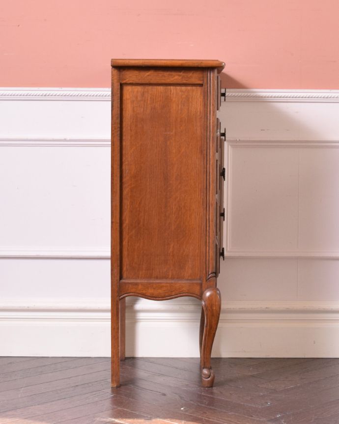 アンティークのチェスト　アンティーク家具　南フランスのアンティーク家具、エレガントな５段スモールチェスト。横から見てもステキです。(j-1914-f)