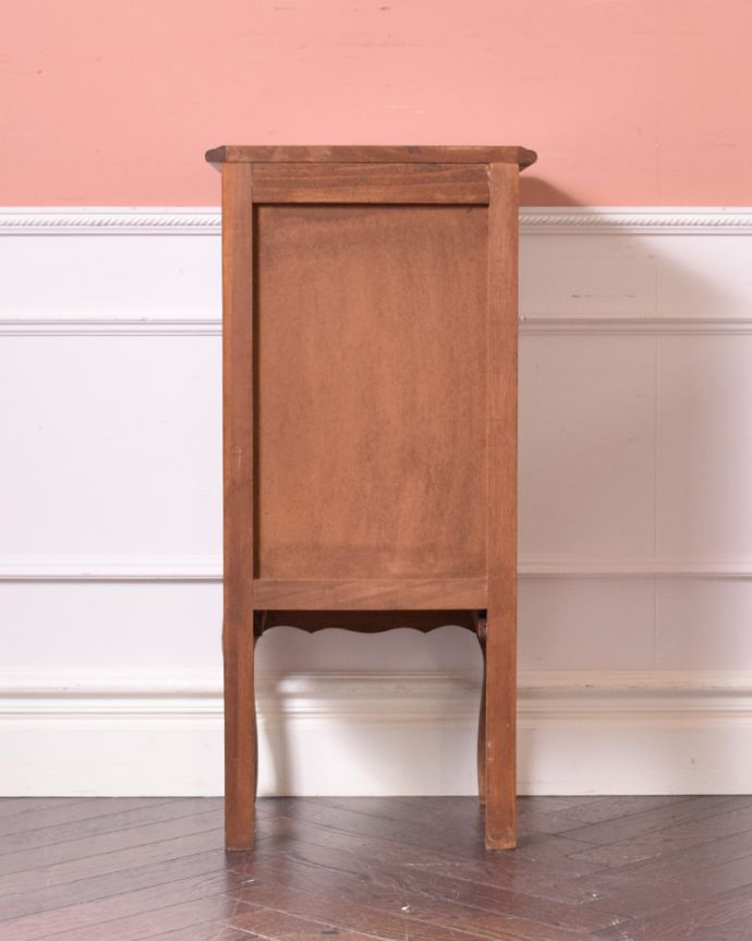 アンティークのチェスト　アンティーク家具　南フランスのアンティーク家具、エレガントな５段スモールチェスト。アンティークは新品ではないので、もちろん経年変化によるキズはありますが、専門の職人が目立たないようキレイにお直しをしているので、後姿までキレイです。(j-1914-f)