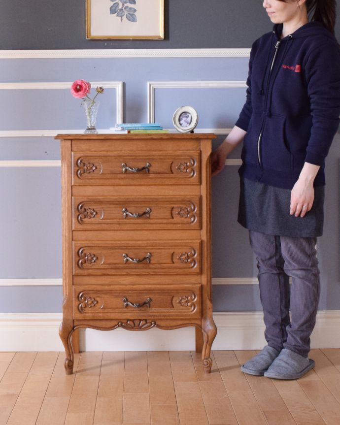 アンティークのチェスト アンティーク家具 南仏プロヴァンスのアンティーク家具、どこにでも置きやすい4段チェスト。高級感があって女性らしい優しい曲線。(j-1916-f)