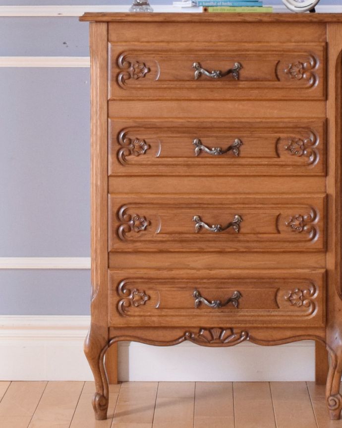 アンティークのチェスト アンティーク家具 南仏プロヴァンスのアンティーク家具、どこにでも置きやすい4段チェスト。リビングではメモ、リモコン、筆記用具など近くに置いておきたいものを収納しておけばとっても便利ですよ。(j-1916-f)