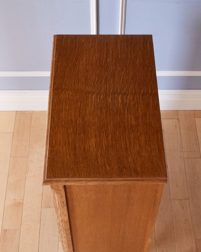 アンティークのチェスト アンティーク家具 南仏プロヴァンスのアンティーク家具、どこにでも置きやすい4段チェスト。天板も木目がとってもキレイです。(j-1916-f)