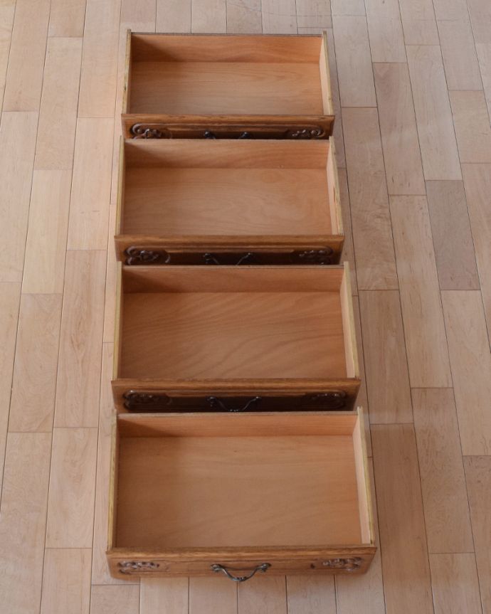 アンティークのチェスト アンティーク家具 南仏プロヴァンスのアンティーク家具、どこにでも置きやすい4段チェスト。引き出しは全部で4杯。(j-1916-f)