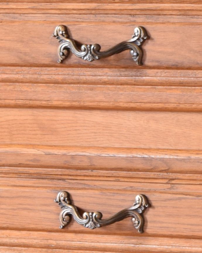 アンティークのチェスト アンティーク家具 南仏プロヴァンスのアンティーク家具、どこにでも置きやすい4段チェスト。蔦をモチーフにした優雅な取っ手。(j-1916-f)