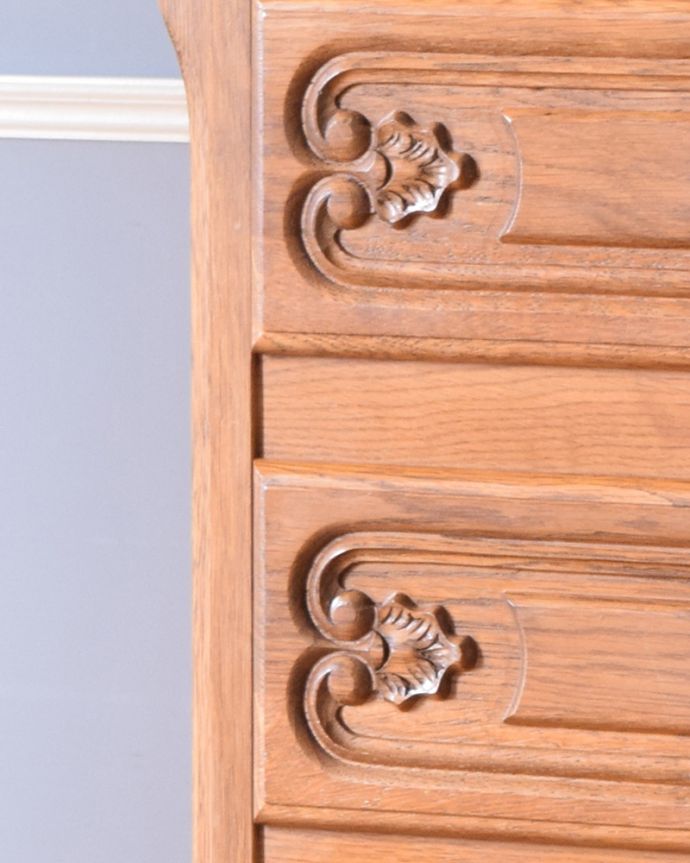 アンティークのチェスト アンティーク家具 南仏プロヴァンスのアンティーク家具、どこにでも置きやすい4段チェスト。引き出しの前板には、このようなゴージャスな彫がそれぞれに刻まれています。(j-1916-f)