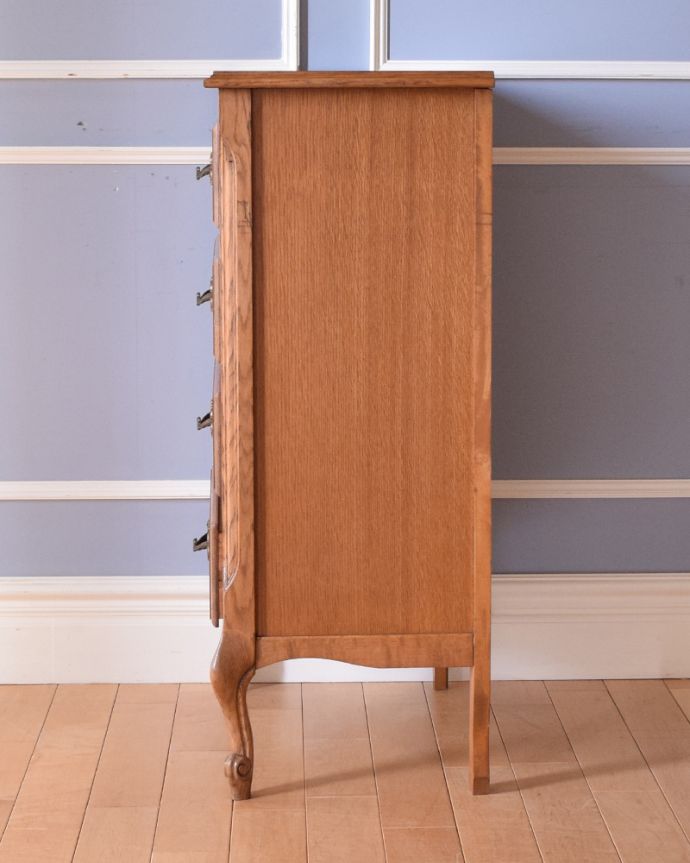 アンティークのチェスト アンティーク家具 南仏プロヴァンスのアンティーク家具、どこにでも置きやすい4段チェスト。横から見てもステキです。(j-1916-f)