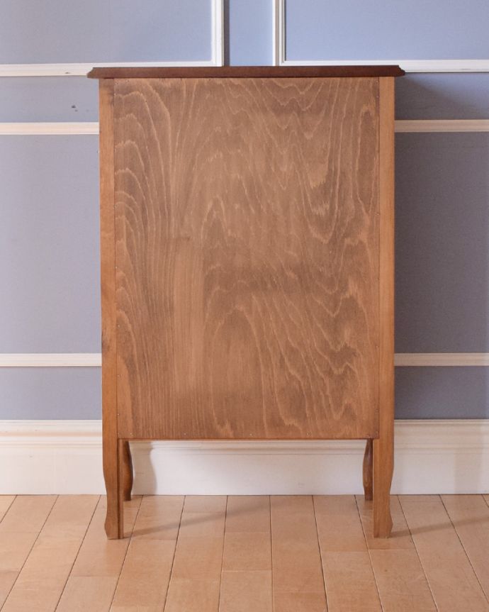 アンティークのチェスト アンティーク家具 南仏プロヴァンスのアンティーク家具、どこにでも置きやすい4段チェスト。アンティークは新品ではないので、もちろん経年変化によるキズはありますが、専門の職人が目立たないようキレイにお直しをしているので、後姿までキレイです。(j-1916-f)