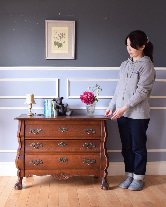 アンティークのチェスト　アンティーク家具　フランスの優雅なアンティーク家具、珍しいチェスト＆シェルフ（コモード） 。女性らしく優しい曲線は、高級感があって、お家の中のどんな場所に置いても絵になっちゃうんです。(j-1917-f)