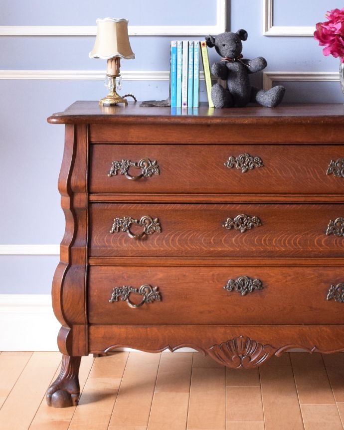 アンティークのチェスト　アンティーク家具　フランスの優雅なアンティーク家具、珍しいチェスト＆シェルフ（コモード） 。チェストと言ってもアンティークは見た目が素敵なので、洋服だけを入れるのはもったいない！寝室だけじゃなく、リビングや玄関でゴチャゴチャして見えちゃうものを便利に収納しましょう。(j-1917-f)