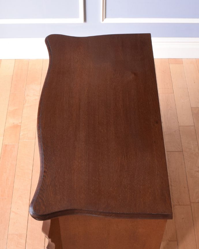 アンティークのチェスト　アンティーク家具　フランスの優雅なアンティーク家具、珍しいチェスト＆シェルフ（コモード） 。上から見ると、天板はこんな感じ。(j-1917-f)