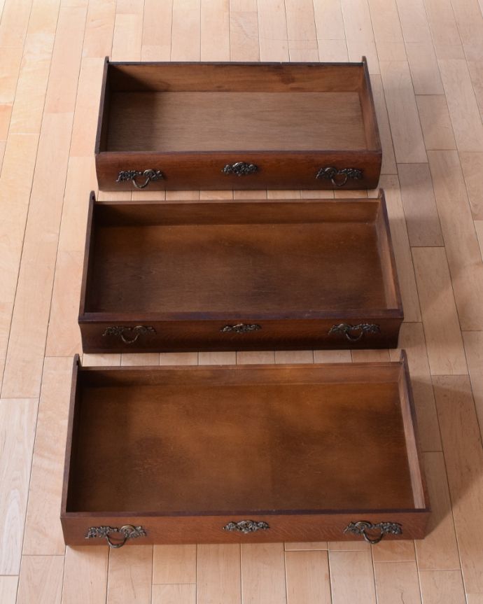 アンティークのチェスト　アンティーク家具　フランスの優雅なアンティーク家具、珍しいチェスト＆シェルフ（コモード） 。引き出しは３杯。(j-1917-f)