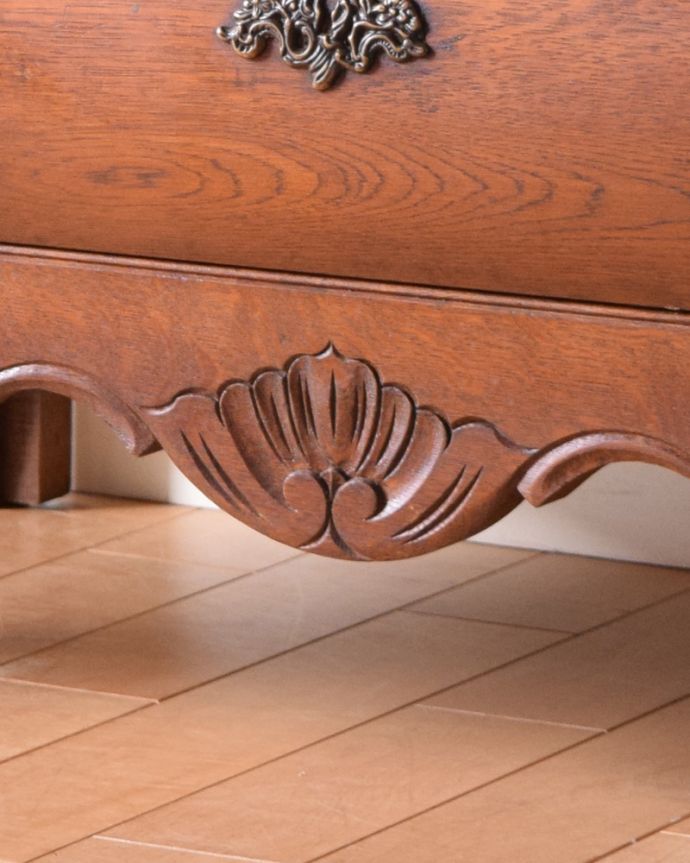 アンティークのチェスト　アンティーク家具　フランスの優雅なアンティーク家具、珍しいチェスト＆シェルフ（コモード） 。何と言ってもフランスらしい優雅で上品なデザインです。(j-1917-f)