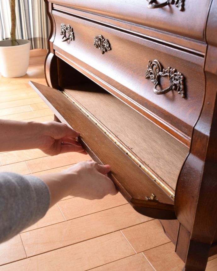 アンティークのチェスト　アンティーク家具　フランスの優雅なアンティーク家具、珍しいチェスト＆シェルフ（コモード） 。一番下の段はフラップ扉になっています。(j-1917-f)