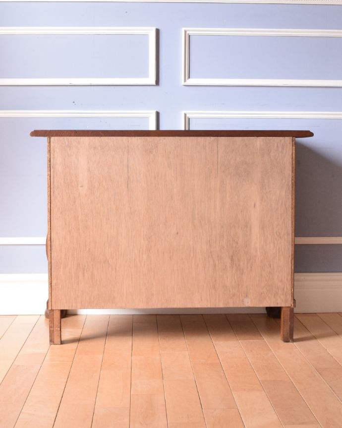 アンティークのチェスト　アンティーク家具　フランスの優雅なアンティーク家具、珍しいチェスト＆シェルフ（コモード） 。アンティークは新品ではないので、もちろん経年変化によるキズはありますが、専門の職人が目立たないようキレイにお直しをしているので、後姿までキレイです。(j-1917-f)