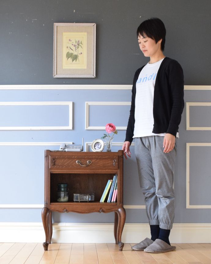 アンティークのキャビネット　アンティーク家具　小さいから使いやすいナイトテーブル、アンティークのフランス家具。とっても可愛いナイトテーブル。(j-1918-f)