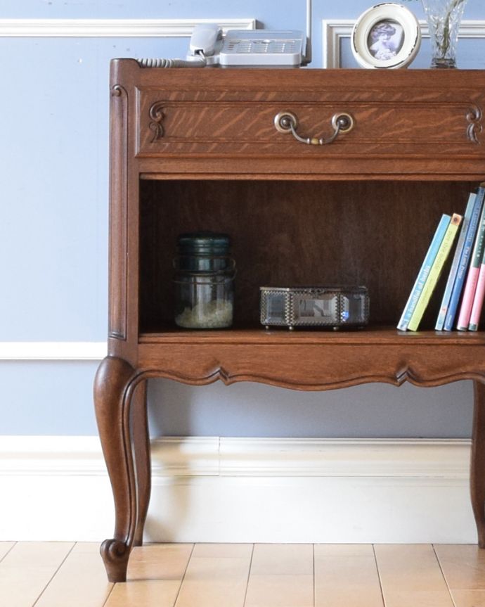 アンティークのキャビネット　アンティーク家具　小さいから使いやすいナイトテーブル、アンティークのフランス家具。デザインの美しさが自慢のナイトテーブル。(j-1918-f)