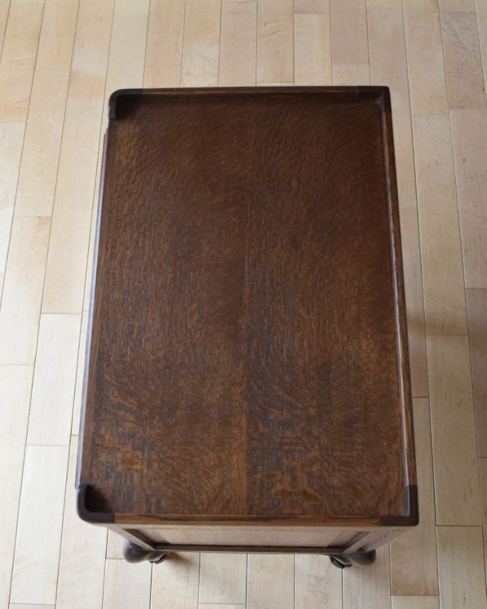 アンティークのキャビネット　アンティーク家具　小さいから使いやすいナイトテーブル、アンティークのフランス家具。天板もキレイに仕上げました。(j-1918-f)