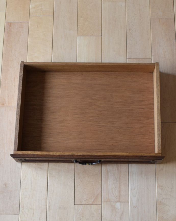 アンティークのキャビネット　アンティーク家具　小さいから使いやすいナイトテーブル、アンティークのフランス家具。引き出しが１杯付いています。(j-1918-f)