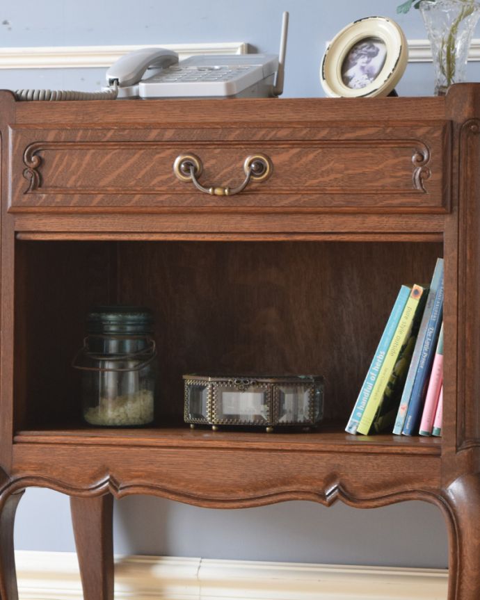 アンティークのキャビネット　アンティーク家具　小さいから使いやすいナイトテーブル、アンティークのフランス家具。ティッシュボックスを入れたりして便利に使えます。(j-1918-f)