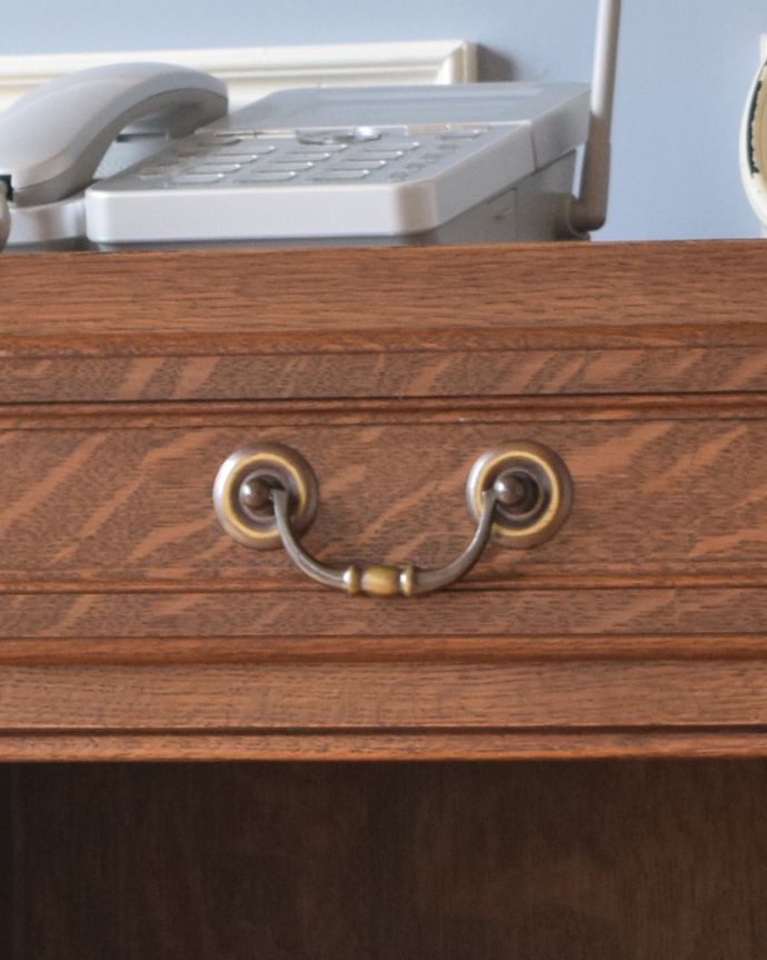 アンティークのキャビネット　アンティーク家具　小さいから使いやすいナイトテーブル、アンティークのフランス家具。高級感のある優雅な取っ手。(j-1918-f)