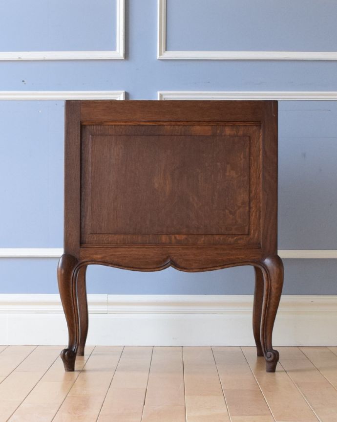 アンティークのキャビネット　アンティーク家具　小さいから使いやすいナイトテーブル、アンティークのフランス家具。アンティークは新品ではないので、もちろん経年変化によるキズはありますが、専門の職人が目立たないようキレイにお直しをしているので、後姿までキレイです。(j-1918-f)