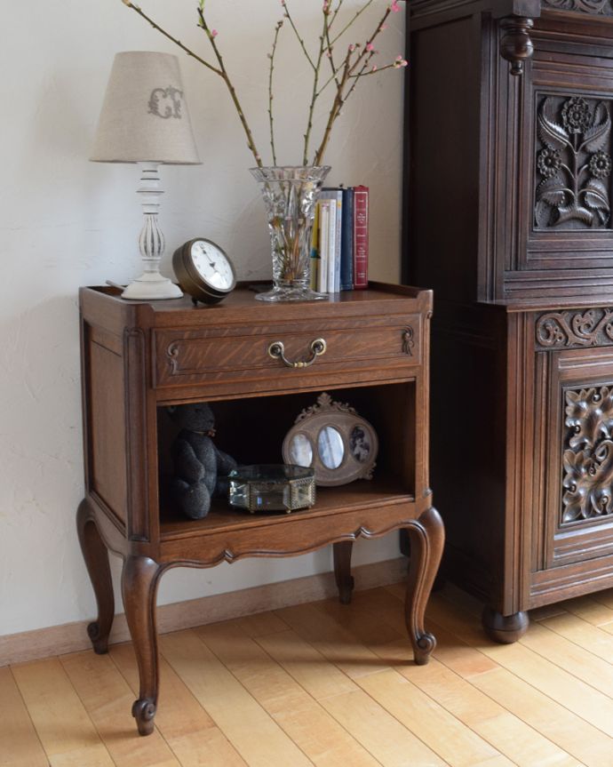 アンティークのキャビネット　アンティーク家具　小さいから使いやすいナイトテーブル、アンティークのフランス家具。小さくても優雅な脚で存在感バッチリのキャビネットどんな場所でも置けるコンパクトなサイズ。(j-1918-f)